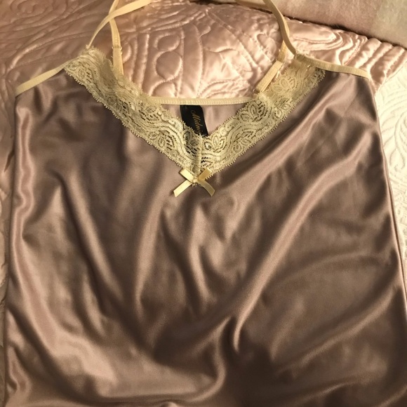 𝑀𝐼𝐷𝑁𝐼𝐺𝐻𝑇 ᑕOᑕO ♡︎ 𝐿𝑂𝑈𝑁𝐺𝐸𝑅𝐼𝐸 𝑆𝐸𝑇 - Picture 4 of 16